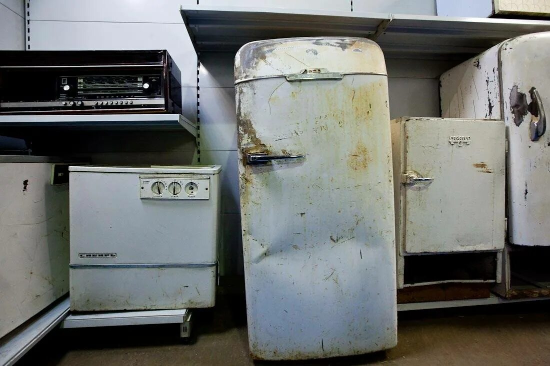 Старый холодильник. Старые и сломанные холодильники. Старый поломанный холодильник. Старые нерабочие холодильники.
