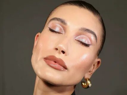 14 Frosted Eyeshadow Looks That Have an Ethereal Y2K Vibe