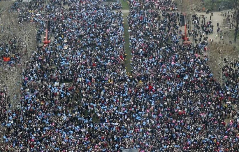 120 тыс человек. 300 Тысяч человек. 1000 Человек на фото. 28 Тысяч человек. Как выглядит 10 тысяч человек.
