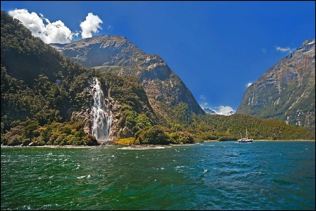 квинстаун новая зеландия. бухта милфорд новая зеландия.  каварау, квинстаун, новая зеландия. фьорд милфорд-саунд. новая зеландия курорты куинстаун.