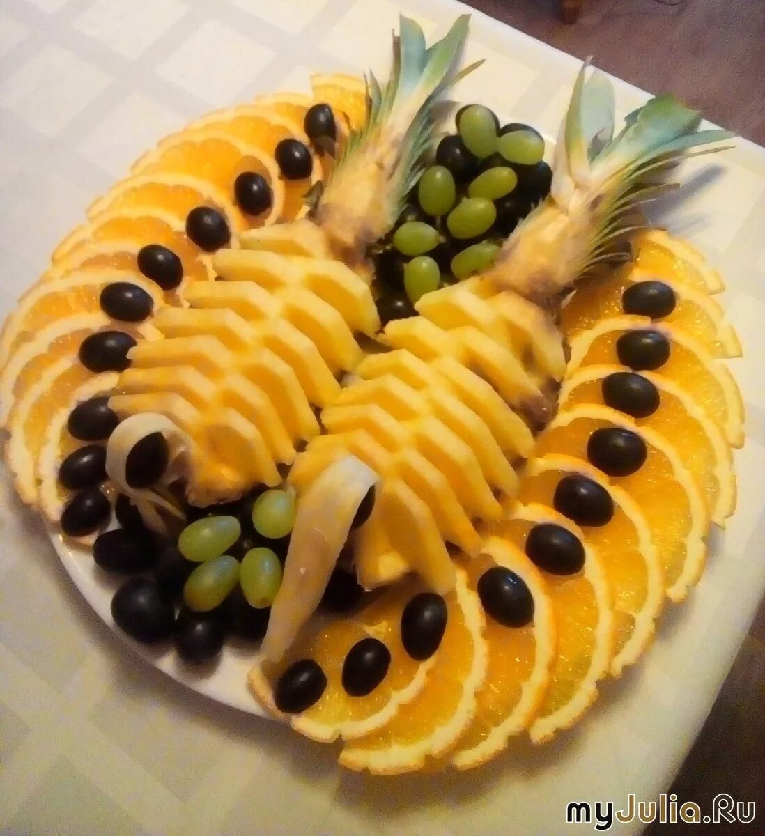 украшение из ананаса. фруктовая тарелка. фруктовая тарелка. фруктовая нарезка с ананасом. фруктовая нарезка.