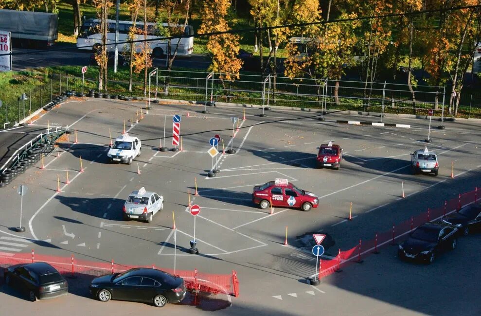 Площадка для вождения. Экзамен пдд автодром упражнения. Автодром площадка. Учебная площадка для вождения. Площадка для вождения змейка.