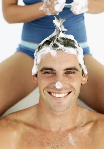 влюбленные в душе. потереть спинку мужчине. мужчина с женщиной в ваенем. женщину моют мужики. влюбленные в ванной.