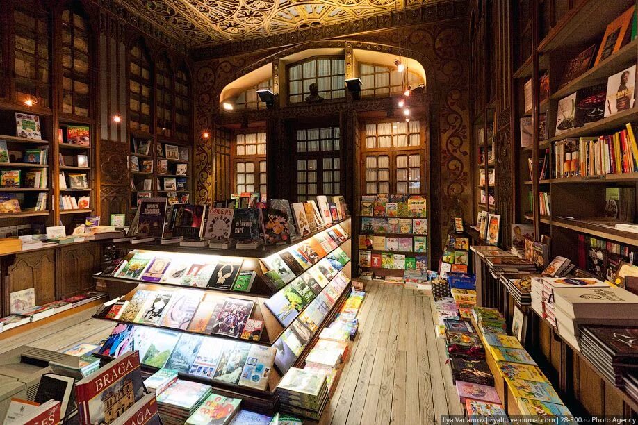 Книжный магазин Livraria Lello. Самые красивые книжные магазины. Прилавок с книгами. Книжный магазин фото.