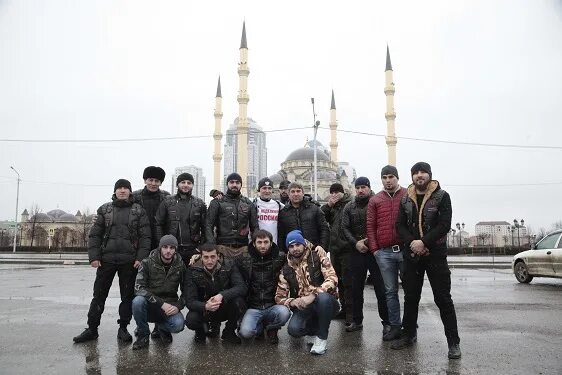 Погода в грозном на часы. Погода в Грозном. Толпа чеченцев. Г Аргун Чеченская Республика.