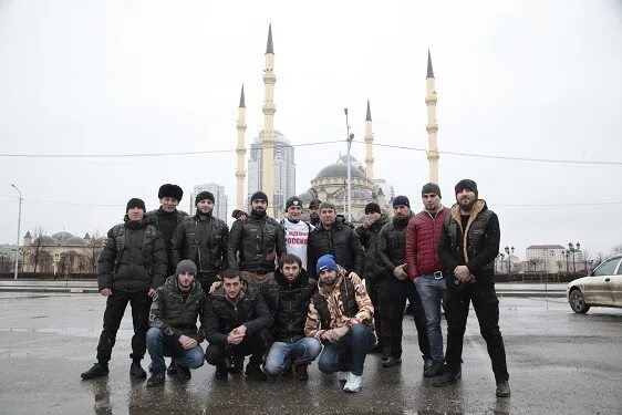 Погода чеченской республики сегодня. Погода в Грозном. Толпа чеченцев. Г Аргун Чеченская Республика.