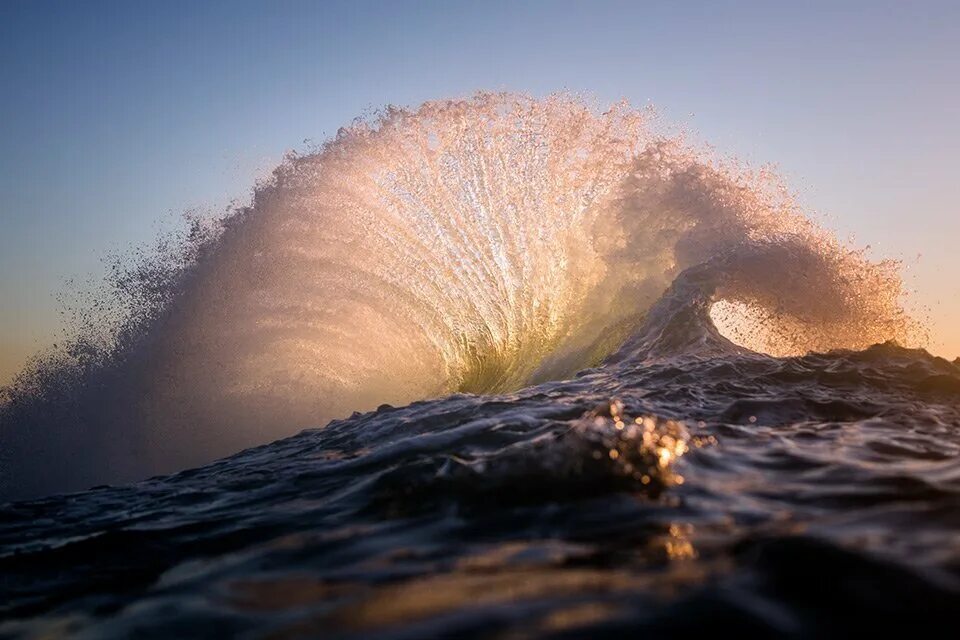Солнце на гребне. Уоррен Килан волны. Уоррен Килан фотограф. Красота моря. Удивительная красота моря.