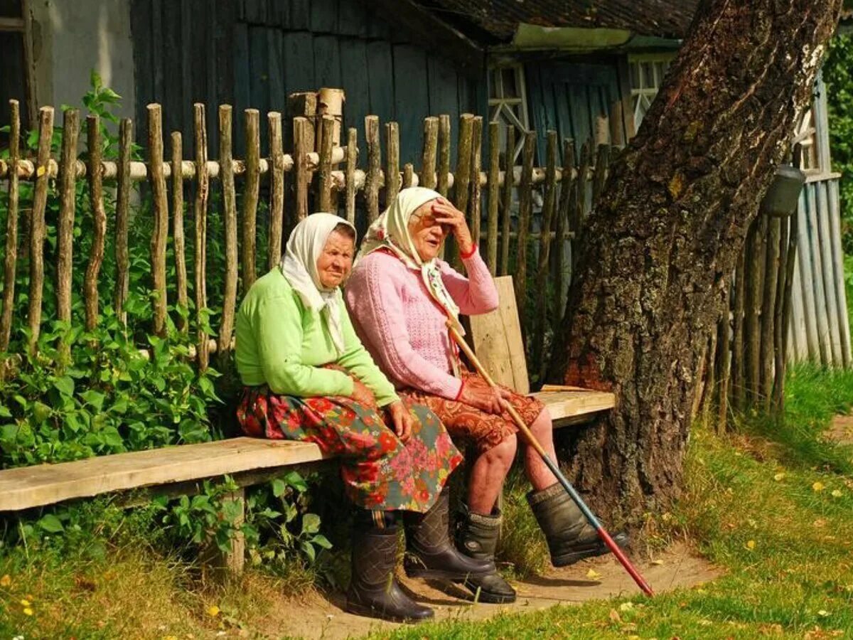 Эта простота деревенской жизни. Старушки на лавочке в деревне. Бабушки на скамейке в деревне. Бабушки на лавке в деревне. Пенсионеры в деревне.