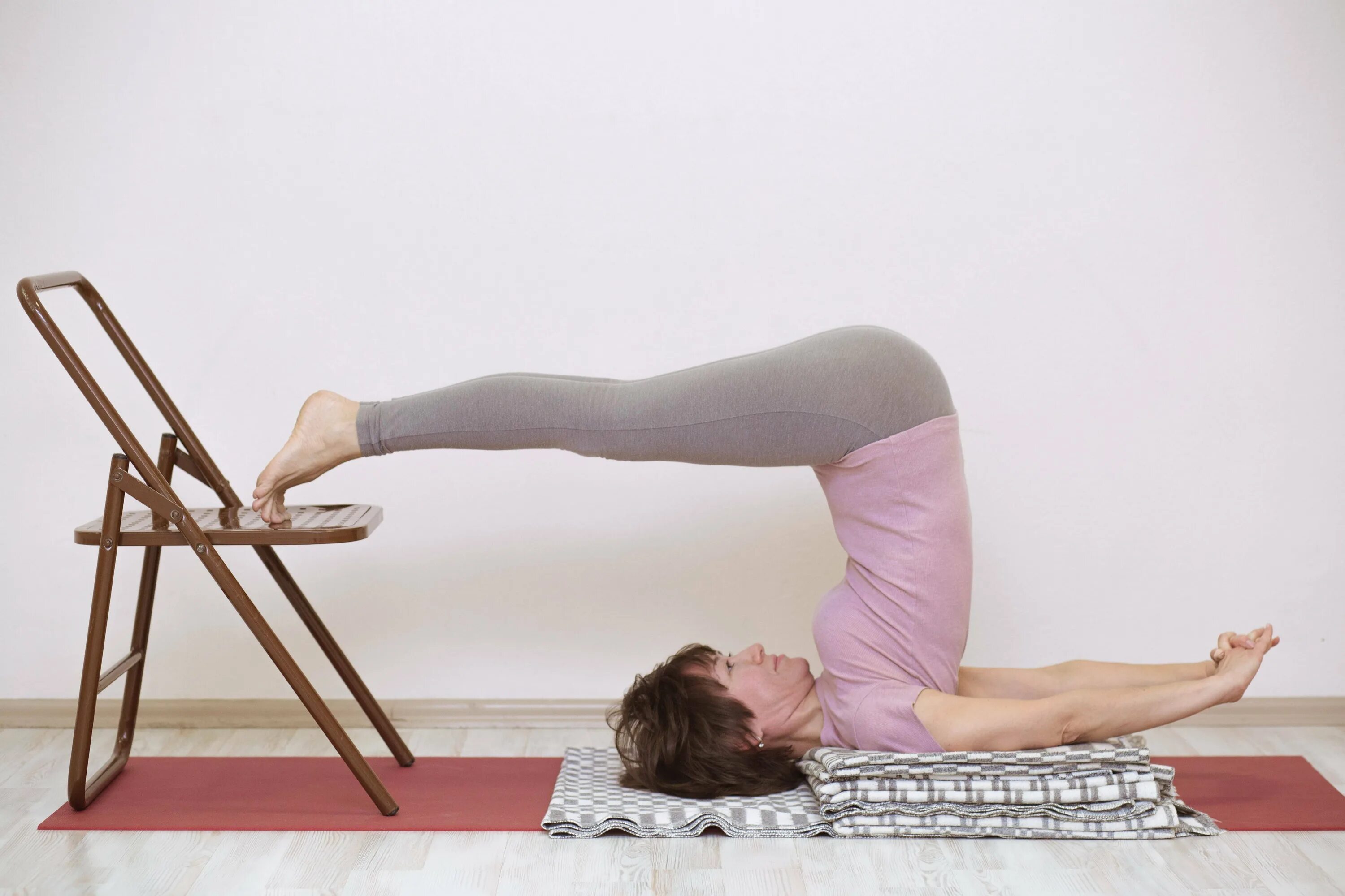 Саламба сарвангасана анатомия. Випарита карани мудра. Саламба сарвангасана. Халасана поза плуга. Випарита карани у стены.