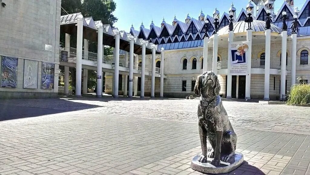 Воронеж 2 белый. Бим у кукольный театр воронеж. белый бим в театре воронежа. воронеж достопримечательности. памятник у театра кукол в воронеже.