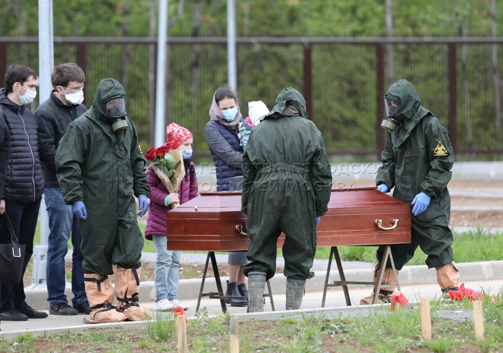 Кладбище коронавирусных в России. Сколько людей погибает в москве в день