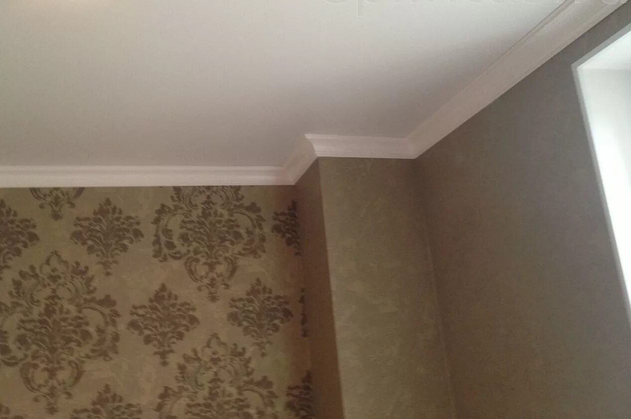 пластиковой уголок в интерьере. уголки на арку отделочные на обои. пробковый плинтус. уголок поверх обоев. уголки на обои.