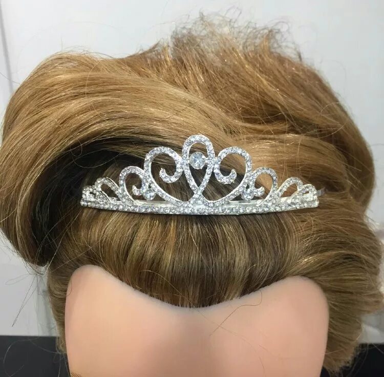 Салон диадема свадебные платья в москве ленинский проспект. Свадебная диадема. Платье с диадемой. Салон диадема. Салон диадема.