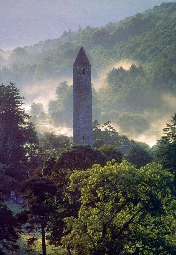 Round tower. Круглая башня в Глендалох. Башня в Глендалох Ирландия. Тугрульская башня Ирландия. Ирландская Средневековая башня.