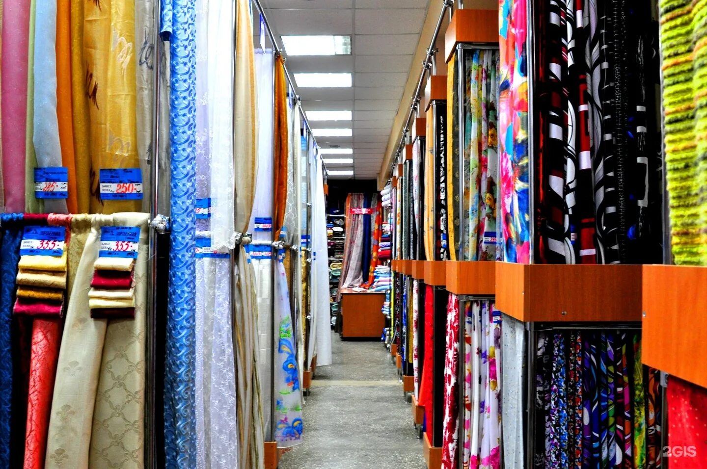 магазин тканей рабочее. самый большой магазин тканей. оптовый склад текстиля. самый большой магазин тканей. рулоны ткани на складе.