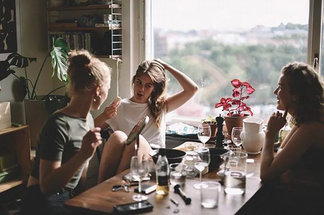 Атмосфера встречи была. Лето в лагере эстетика. Слои атмосферы по порядку снизу вверх. Атмосфера встречи была. Разговор влюбленных.