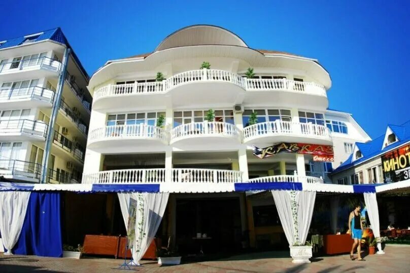 Отель кавказ лазаревское. Гостиница кавказ сочи. Гостиница кавказ лазаревское фото. Краснодарский край лазаревское гостиница. Номера в отеле кавказ в лазаревском.