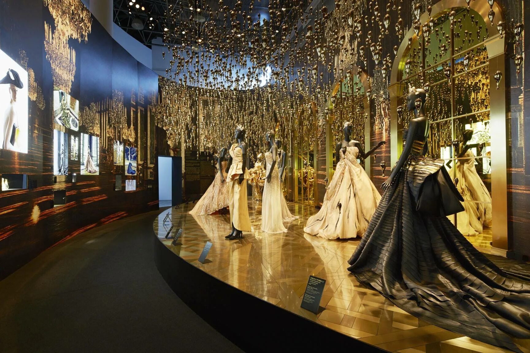Выставка диор в москве. Кристиан dior paris. Музей диор париж. Музей кристиана диора в париже. Christian dior музей.