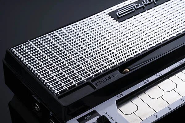 Стилофон купить озон. Ретро-синтезатор Stylophone 350s. Stylophone Retro Pocket Synth. Stylophone музыкальный инструмент. Stylophone 22.03.2024.