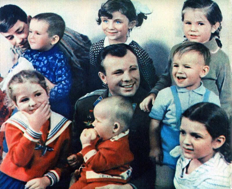 Гагарин с семьей фото. Семья Юрия Гагарина. Дети Юрия Гагарина. Семья Гагарина Юрия Алексеевича. Внуки Юрия Гагарина.