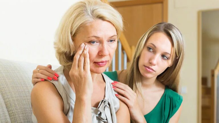 Вмешательство родителей. Мама и подросток. Свекровь конфликт. Свекровь. Мама и дочка спорят.