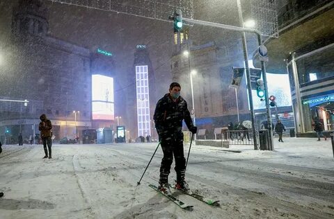 Накануне прошел сильный снегопад и превратил
