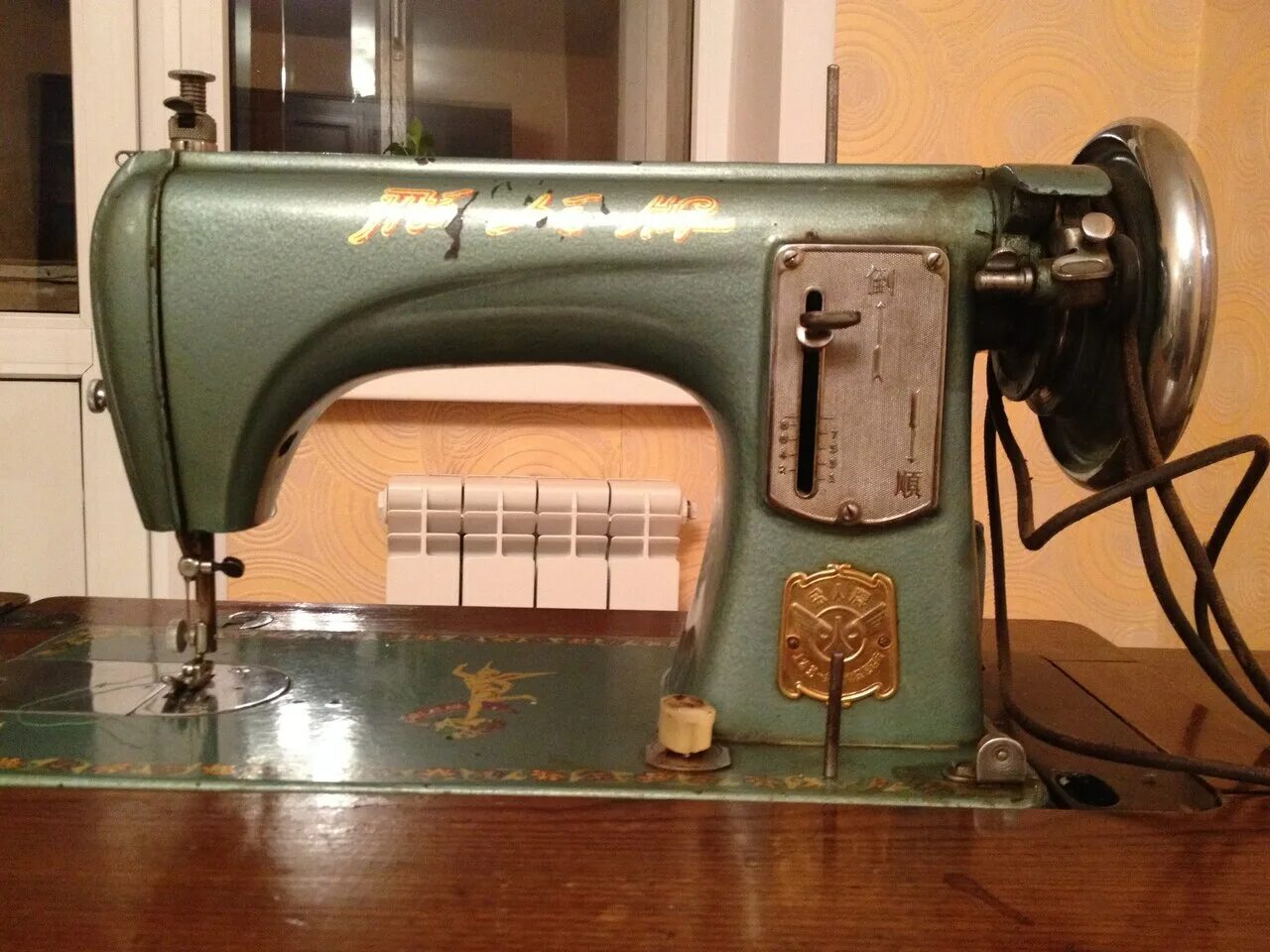 Где продать швейную. Швейная машина singer 1904г. Ножная швейная машинка со столом. Швейные машинки 1800г. Скупка швейных машин.
