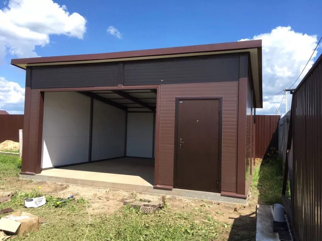 Строительства гаража можно использовать один двух. Гараж из сэндвич панелей. Гараж на 2 автомобиля. Деревянный каркас для гаража. Фасад гаража.