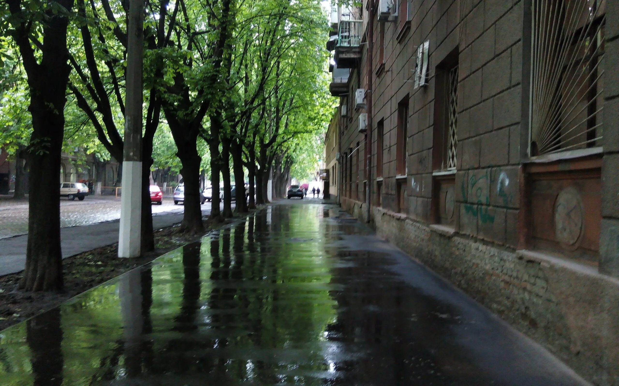 Улица города. Дождь в городе. Улицы после дождя.