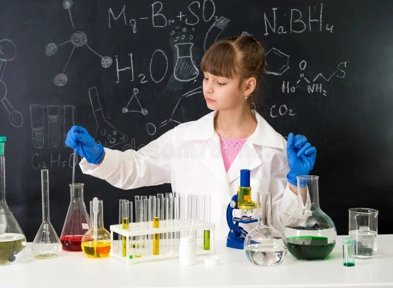 Девушки делают эксперименты. Образ девочки, которая проводит химические опыты. Маленький ученый. Ученый проводит эксперимент. Девушка химия.