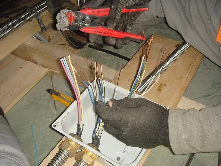 инструмент для зачистки проводов от изоляции своими руками. прокладка проводов. коннектор rj-45 обжатие отверткой. как вскрыть провод. виды проводок и монтажа.