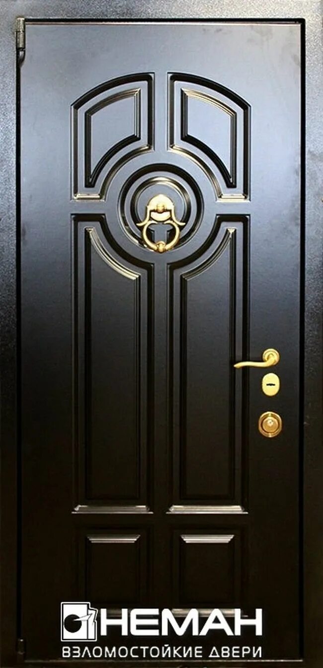 Входная дверь со львом. Дверь со львом входная металлическая. Металлические двери со львом. Входная дверь с золотой ручкой.