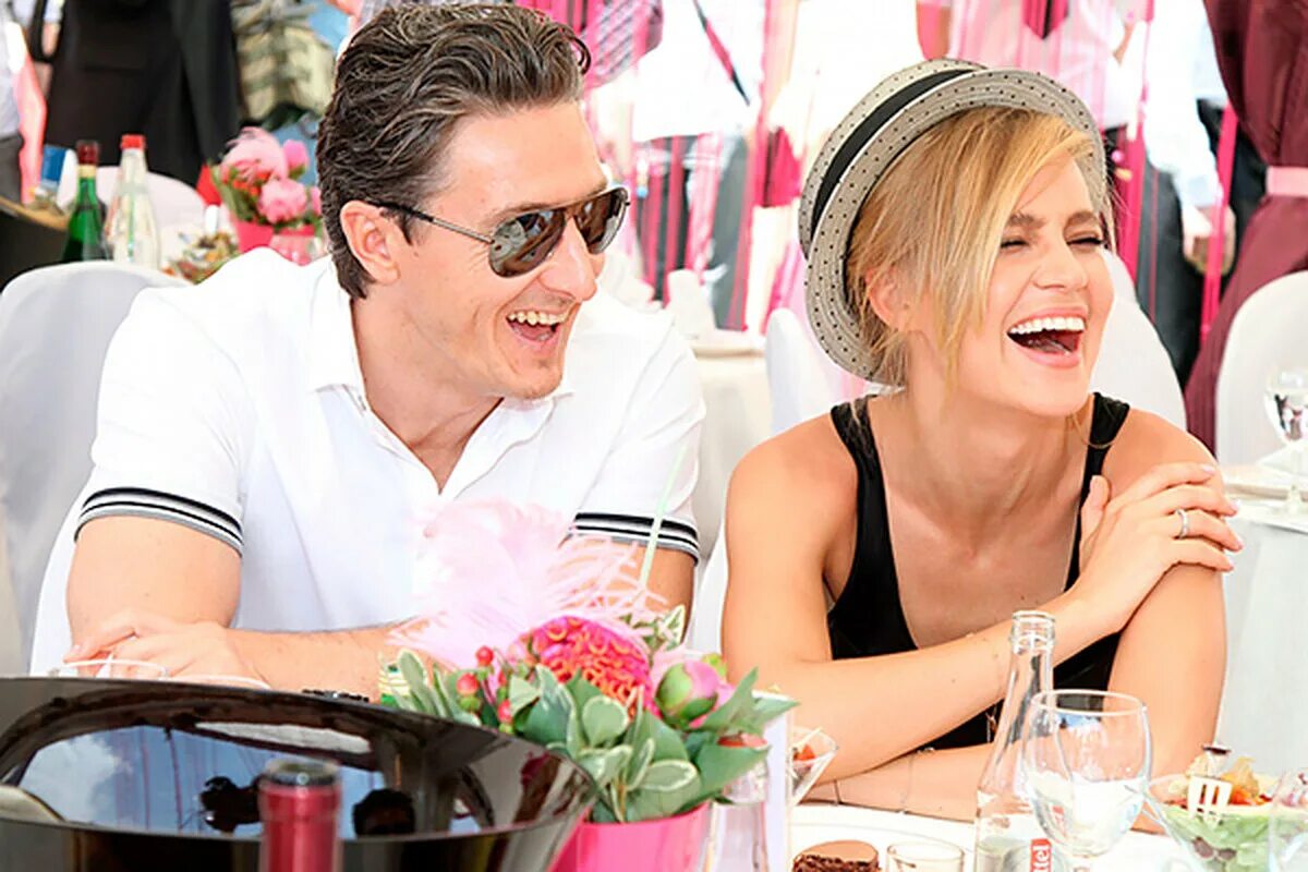 александр чистяков и глюкоза. певица глюкоза жара 2020. глюкоза вышел парень. наталья ионова и александр чистяков. глюкоза танцевать.