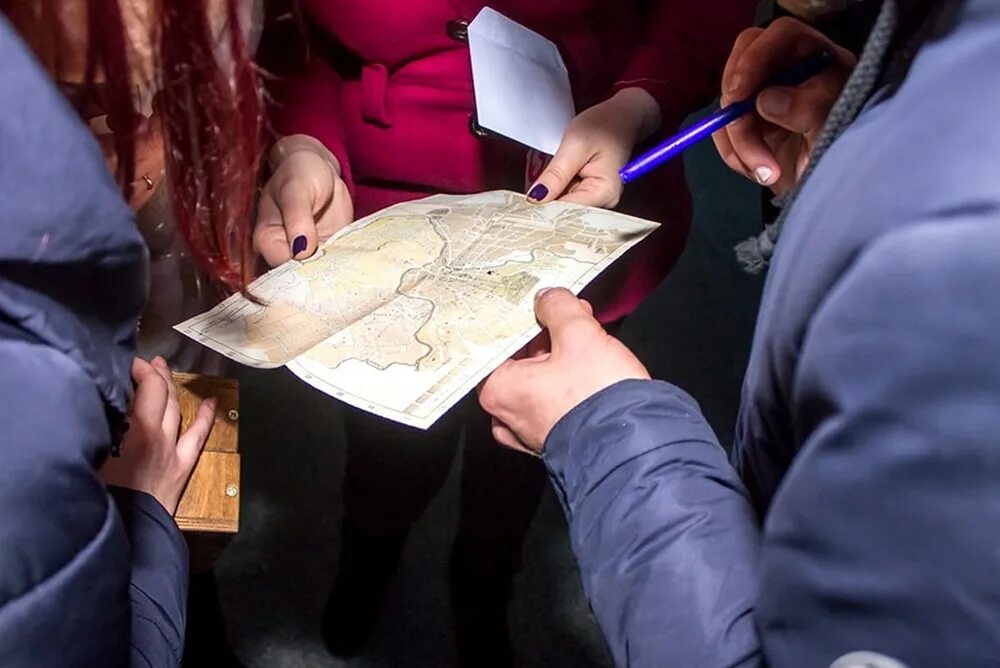 Квест путешествие по городу. Квест с планшетами. Квест путешествие по городу. Квест по городу. Квест игра.