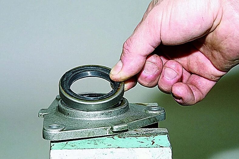 Как правильно стоит сальник. Стопорное кольцо подшипника внутреннего шруса нива 2121. Nissan primera p10 втулка кулисы кпп. Сальник редуктора переднего моста уаз патриот. Сальник привода в коробке ваз 2109.