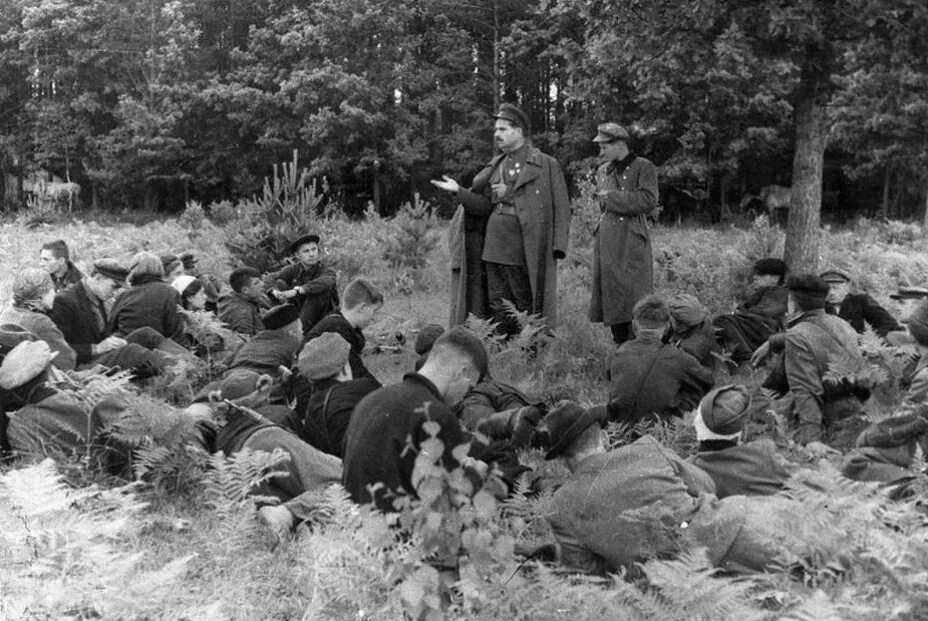 Погода село партизаны. Карпатский рейд 1943 Партизан. Сидор Ковпак Партизанское движение. Партизанский отряд Ковпака. Карпатский рейд партизанского соединения с.Ковпака.