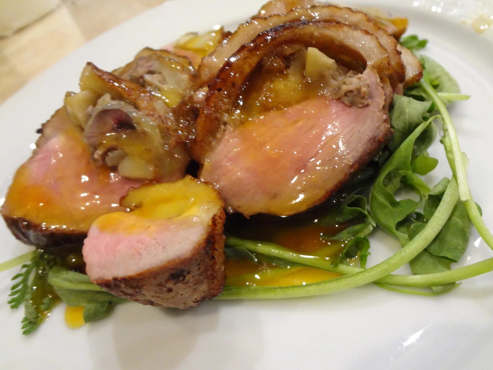 Утиное филе с яблоками в кисло сладком соусе. Утиная грудка в духовке. Утиная грудка. Филе утки блюдо. Утиная грудка розовая.