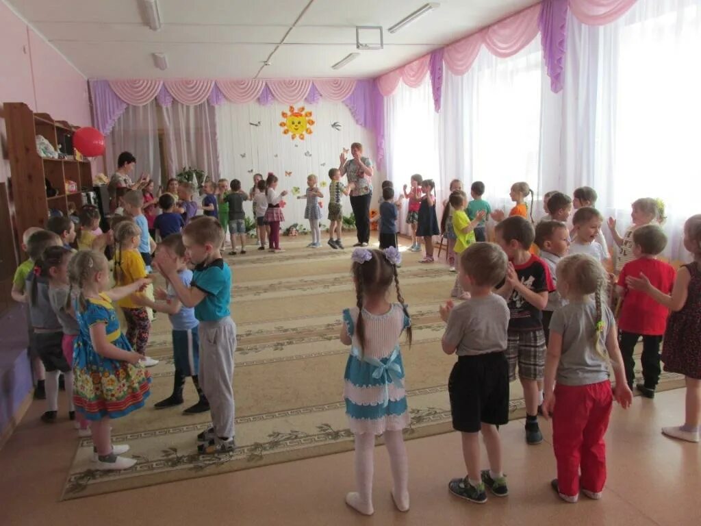 Калинка сад отзывы. Глушковский детский сад калинка. Садик калинка киров. Поляна в детском саду. Детский сад калинка коломна.