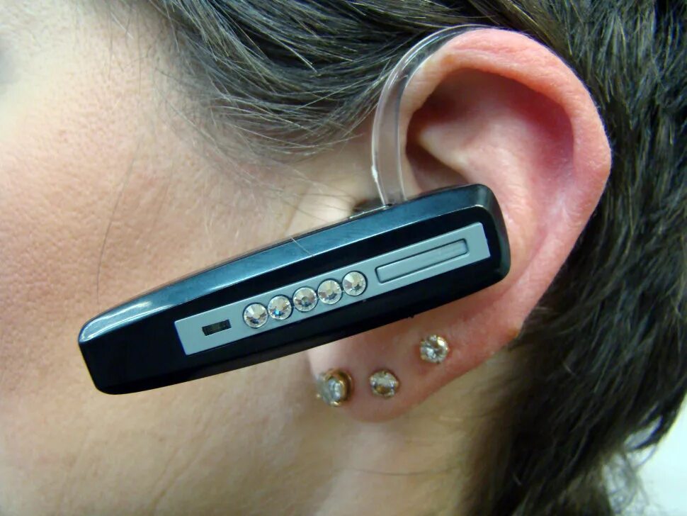Аппарат для слуха. Ушные аппараты для слабослышащих. Наушники для глухих. Усилитель слуха для слабослышащих. Усилитель слухового звука