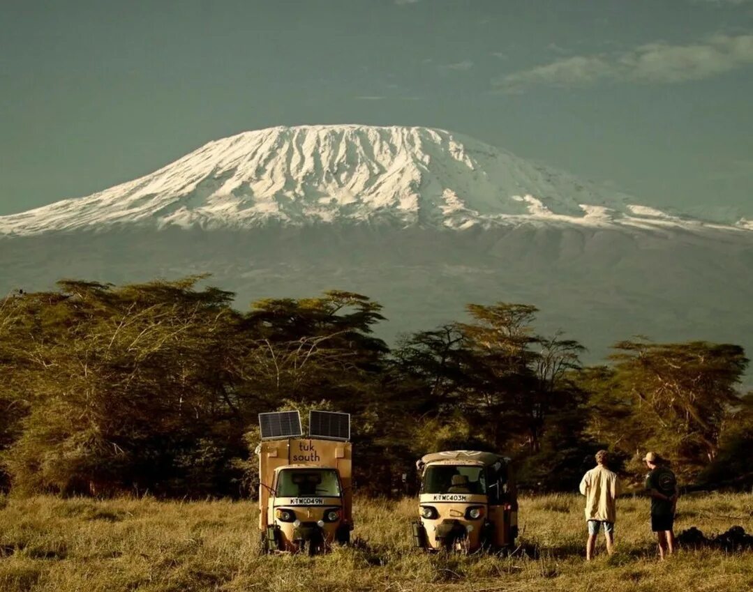 Вулкан килиманджаро. Килиманджаро снежная шапка. Килиманджаро маршруты восхождения. Какие горы в африке самые молодые. Массив килиманджаро.