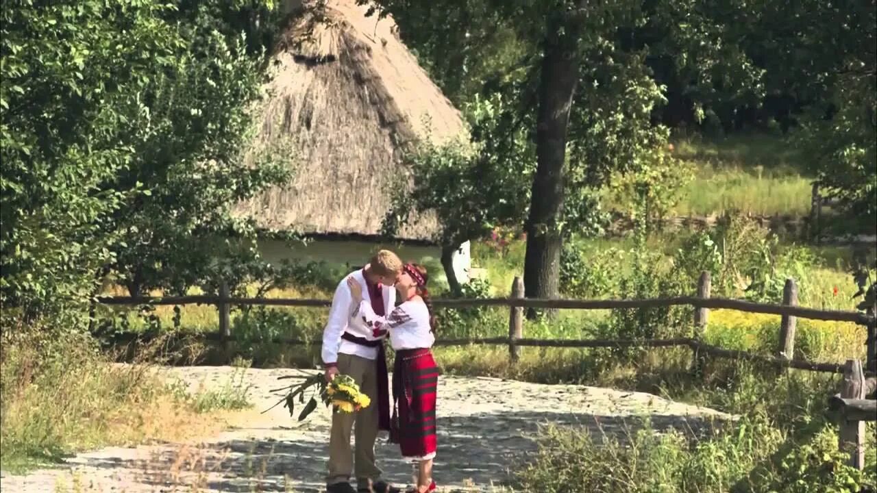 У том зеленом у саду. Там у вишневом садочку. ой у вишневому саду на украинском. ой у вишневому садочку там соловейко. ой у вишневому саду там соловейко щебетав.