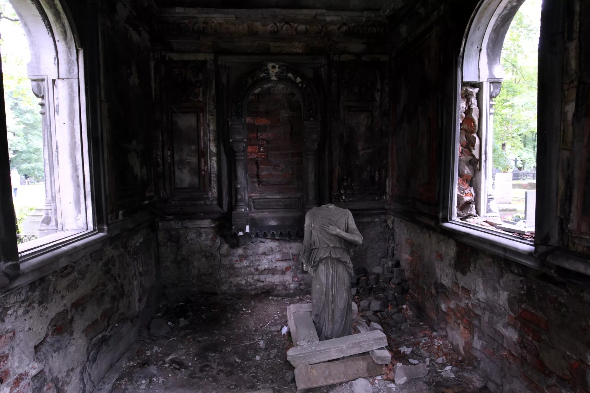 Новодевичье кладбище внутри. Склеп внутри. Крипта склеп. Старинные склепы внутри. Склеп внутри.