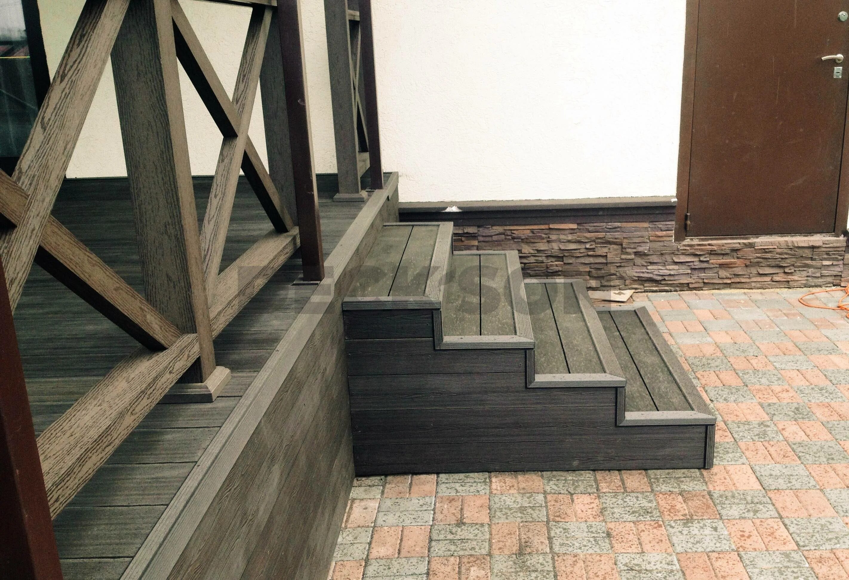 Крыльцо из доски дпк. Дпк крыльцо из дпк. Ступени из дпк для крыльца. Крыльцо takotta. Крыльцо из доски дпк.