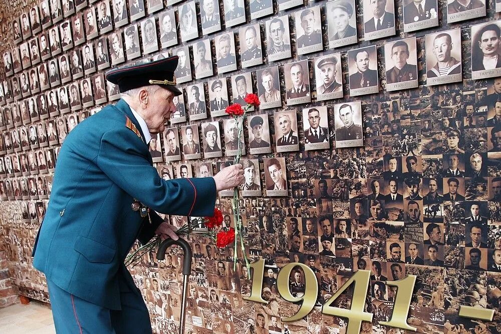 Память героев великой войны 1941 1945. Стена памяти в Кремле Нижний Новгород. Стена памяти в музее. Стена ветеранов. Мемориальная стена с фотографиями.