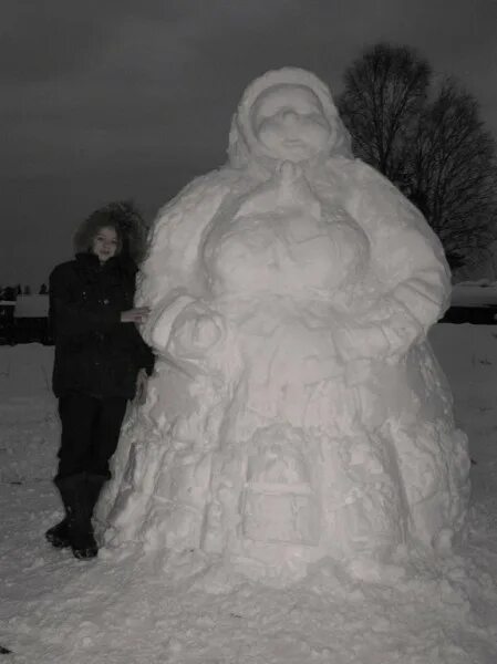 Снежная баба. Женщина из снега. Ледяная баба из снега. Снежная баба из снега.