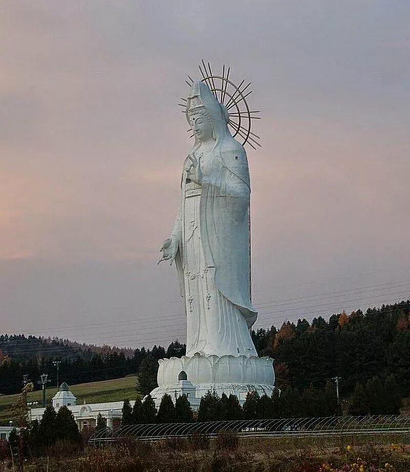 Большие статуи. Статуя Богини Каннон в Японии. Самая высокая статуя Богини Каннон в мире. Статуя Богини Каннон (Сендай). Нёирин Каннон крупнейшая в мире статуя.