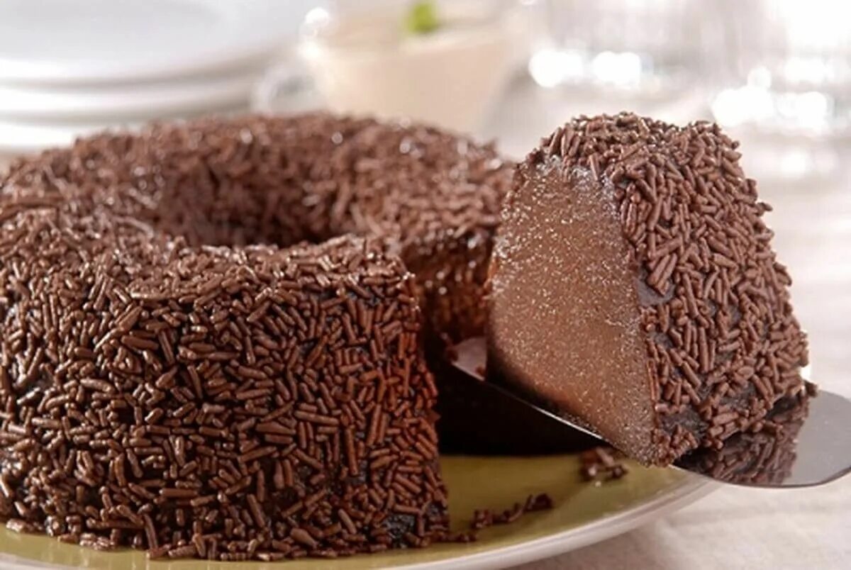 Шоколадный торт Бригадейро. Бразильский торт Бригадейро. Шоколадная посыпка. Шоколадная посыпка для торта.