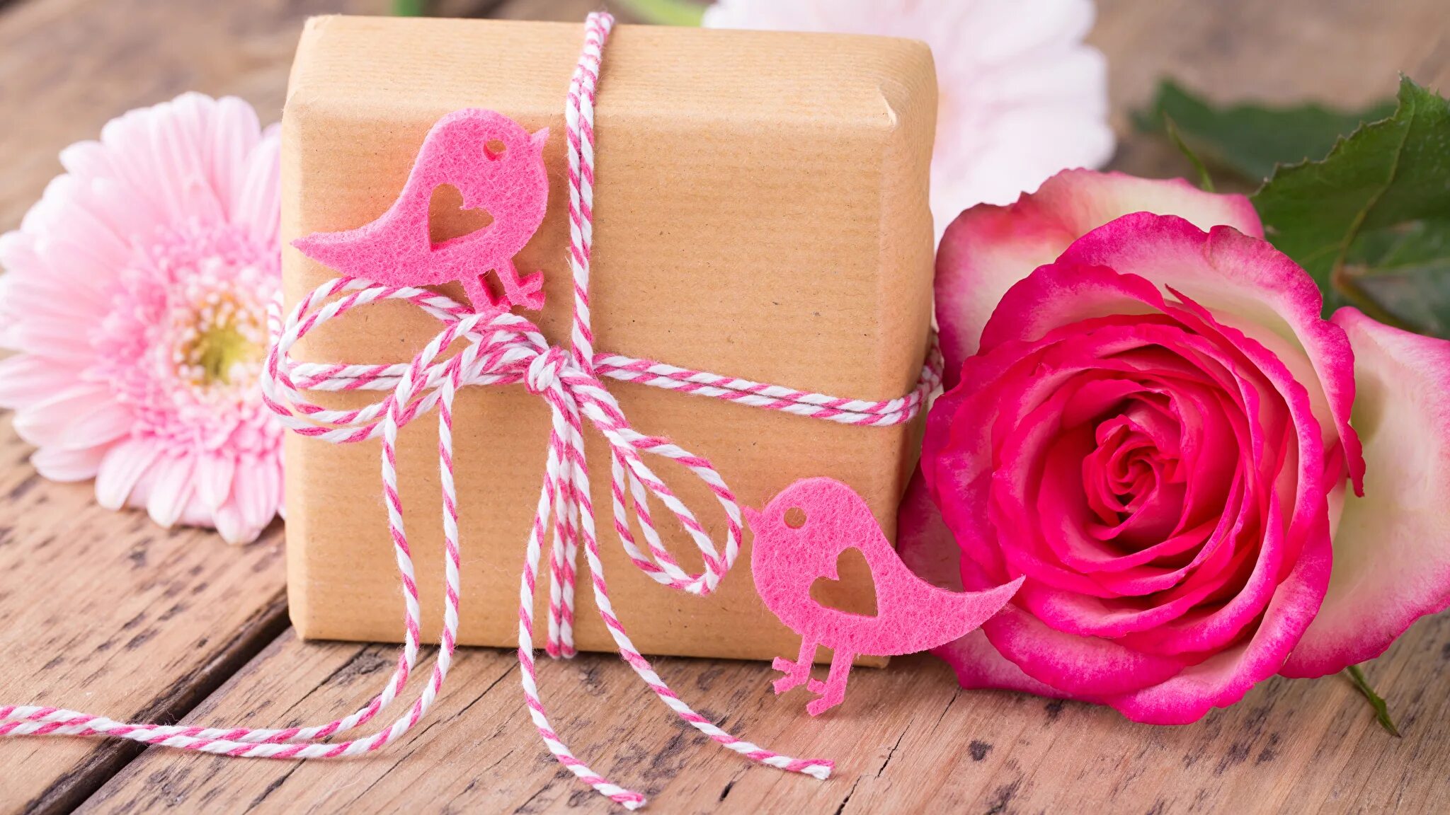 Подарки по цветам. Цветы в подарок. Красивые цветы в подарок. Нежный подарок. Подарок розовый.