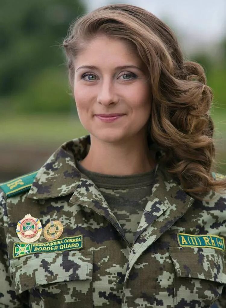 Девушки в военной форме. Украинки в военной форме. Женщина солдат. Украинские женщины военные.