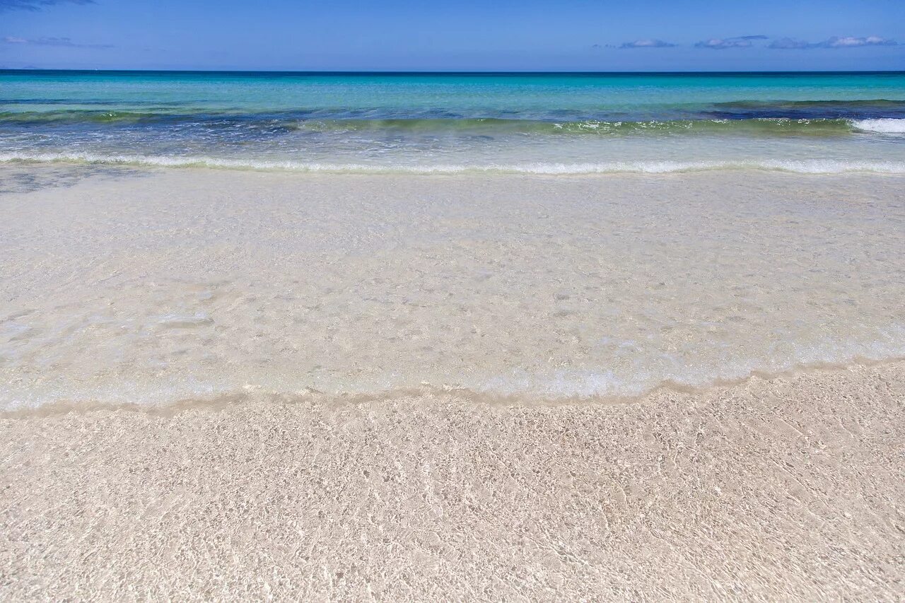 Море море белый песок музыка. Море море белый песок музыка. Пляж с белым песком. Море песок. Белоснежный пляж.